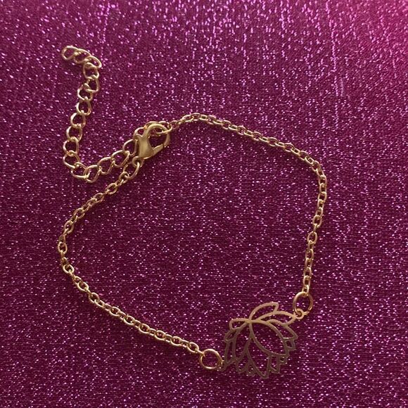 Jewelry - 🔥3/$10 bracelet with flower symbol